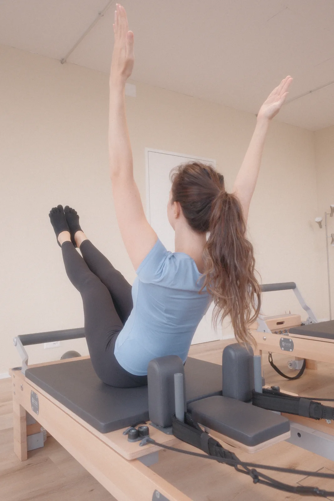 Pilates-Übung auf einem Reformer bei Soma Pilates