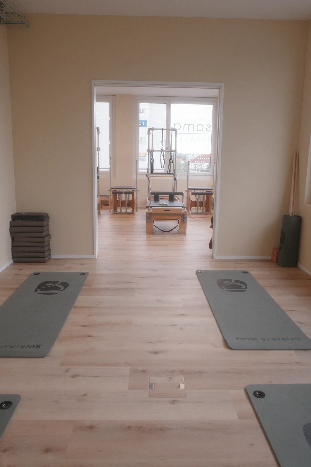 Mattenbereich mit Blick auf die Geräte bei Soma Pilates