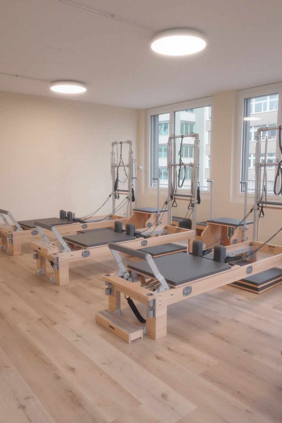 Reformer und Tower im hellen Soma Pilates Studio